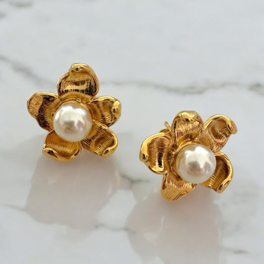 Earrings of steel gold flowers with central pearl - EA004