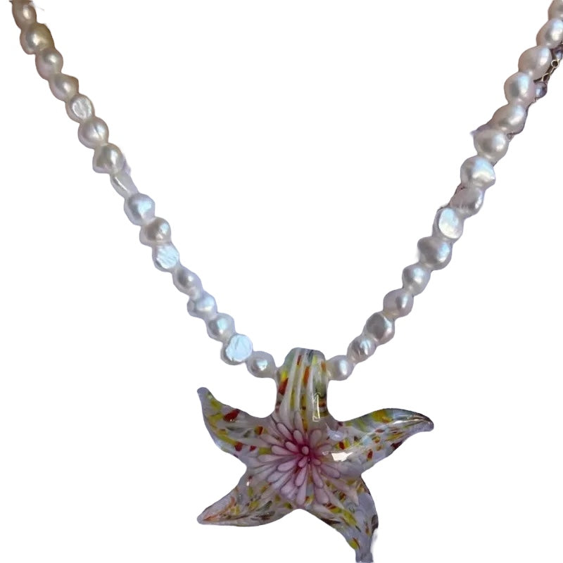 Κολιέ με λουλούδι και πέρλες από ρητίνη και ακρυλικό -