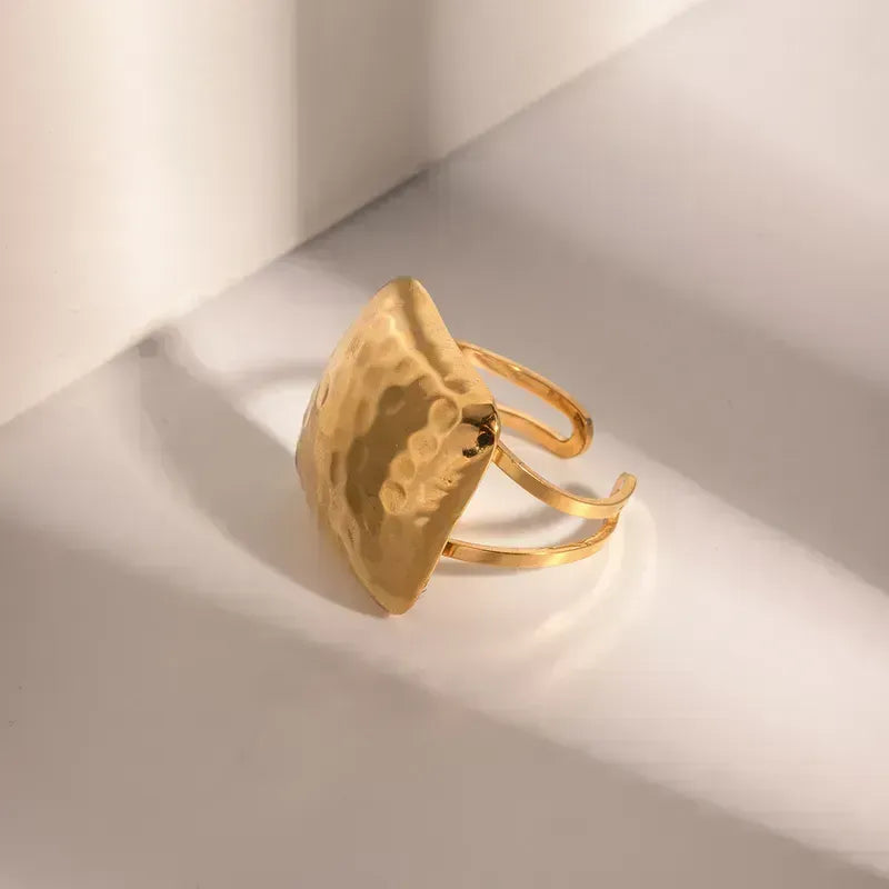 Δαχτυλίδι ατσάλι τετραγωνισμένο με βαθουλώματα-R215