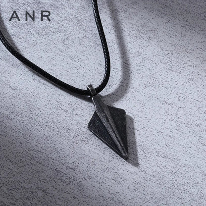 Κολιέ μαύρο ατσάλι βέλος-NE349