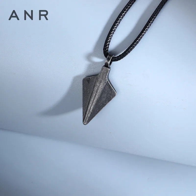 Κολιέ μαύρο ατσάλι βέλος-NE349