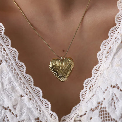 Collar de acero con corazón de resina sintética - NE596