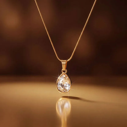 Collier en acier doré avec cristal en forme de larme blanche - NE610