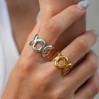 Ring aus Stahlgold mit Kreisen – R293