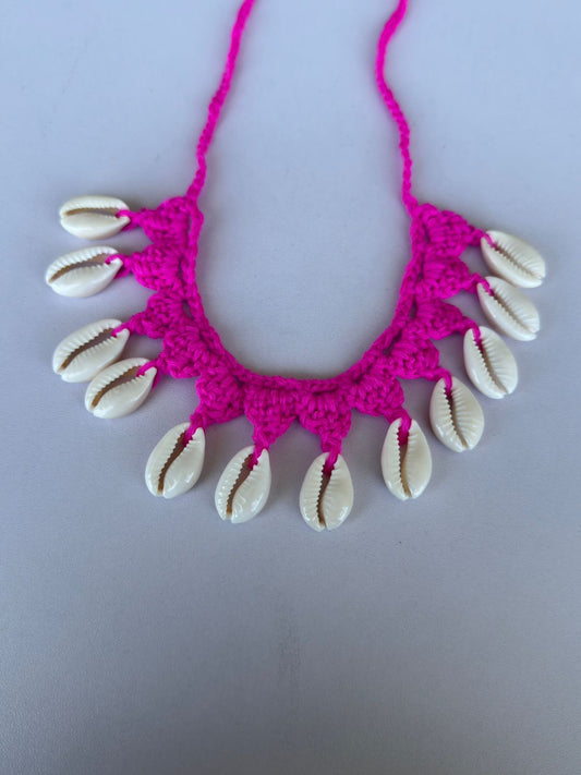 Fuchsia knitted necklace with shells - w491