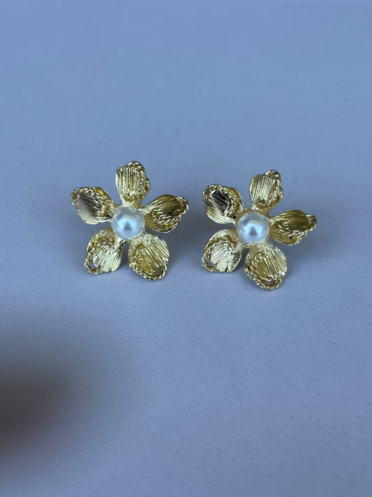 Σκουλαρίκια ατσάλινα λουλούδια με πέρλα - w493