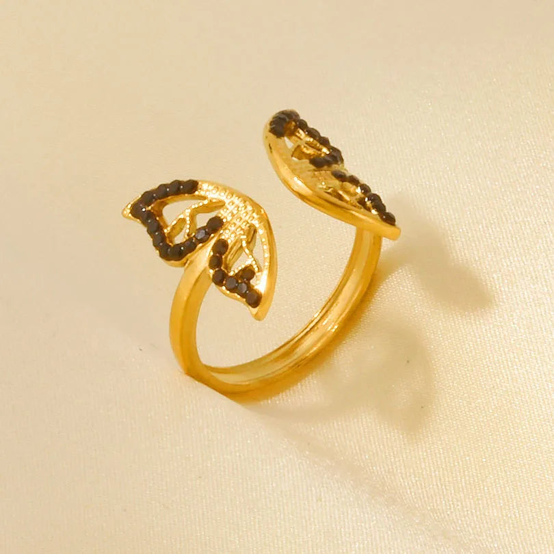 Bague en acier avec papillon et pierres noires - w012