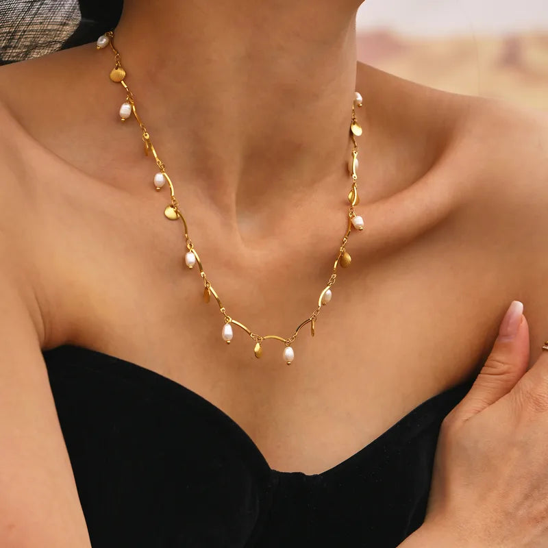 Κολιέ επιχρυσωμένο ατσάλι με πέρλες και χρυσά κοχύλια- NE702