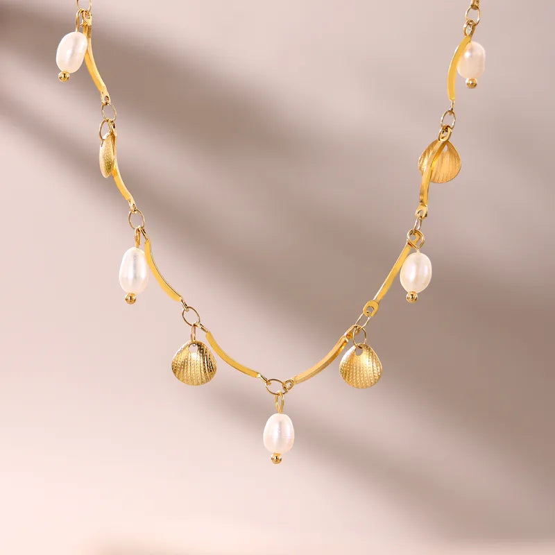 Κολιέ επιχρυσωμένο ατσάλι με πέρλες και χρυσά κοχύλια- NE702