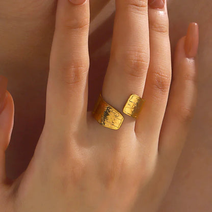 Acciaio di prugna oro anello con anteriore e texture-R258