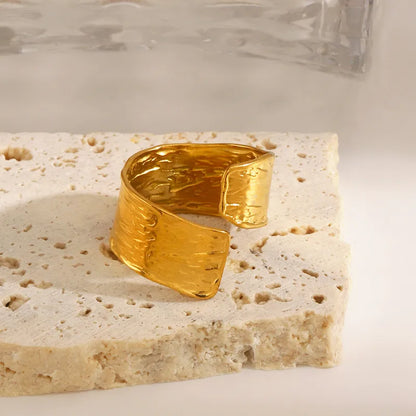 Acciaio di prugna oro anello con anteriore e texture-R258