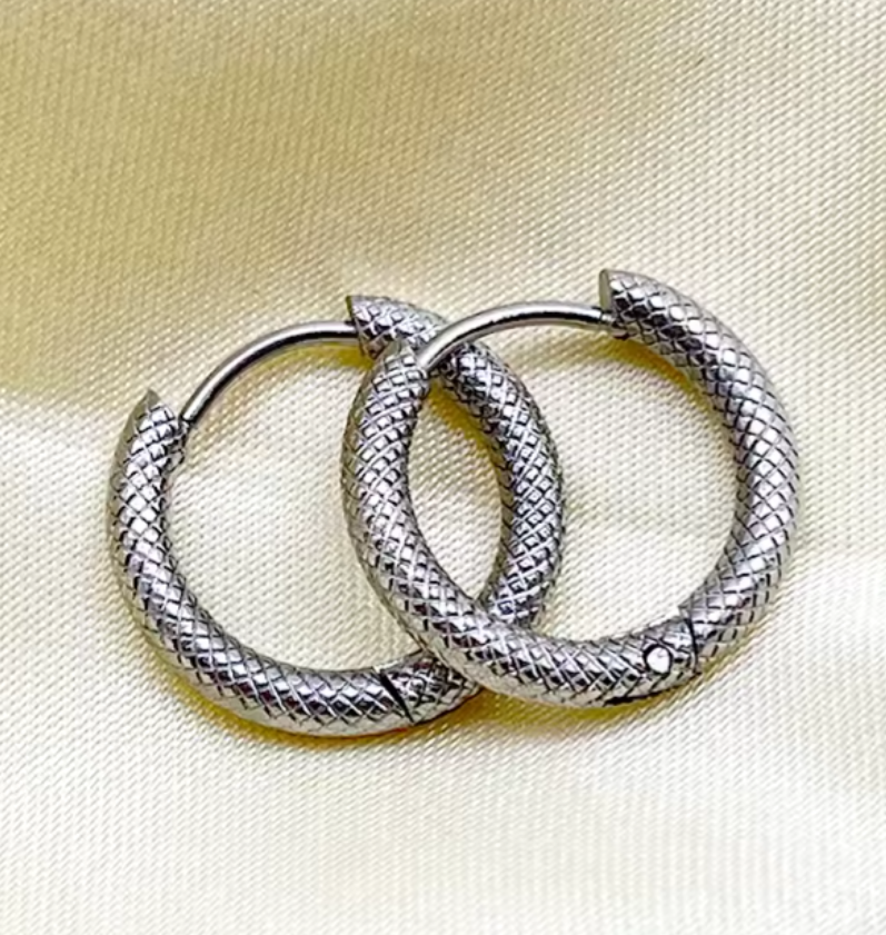 Piccoli orecchini a cerchio in argento con texture-EA602