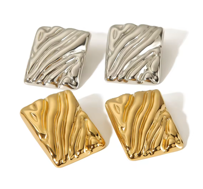 Orecchini quadrati strutturati in acciaio placcato oro-EA404