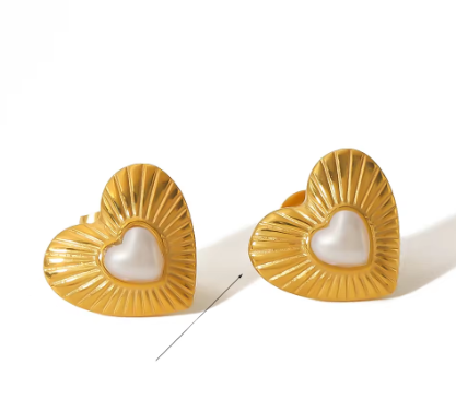 Σκουλαρίκια χρυσές ριγωτές καρδιές με άσπρο κέντρο-EA426