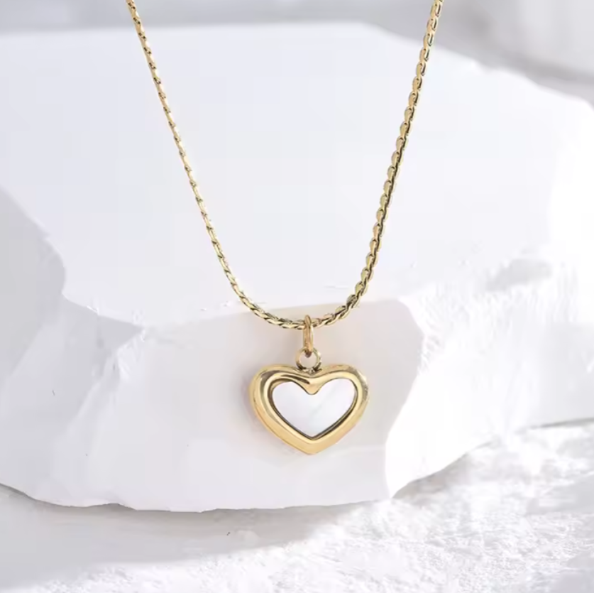 Κολιέ χρυσό ατσάλι με λευκό κοχύλι σε καρδιά-NE050