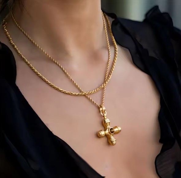 Collana croce in acciaio dorato con pietra marrone-NE030