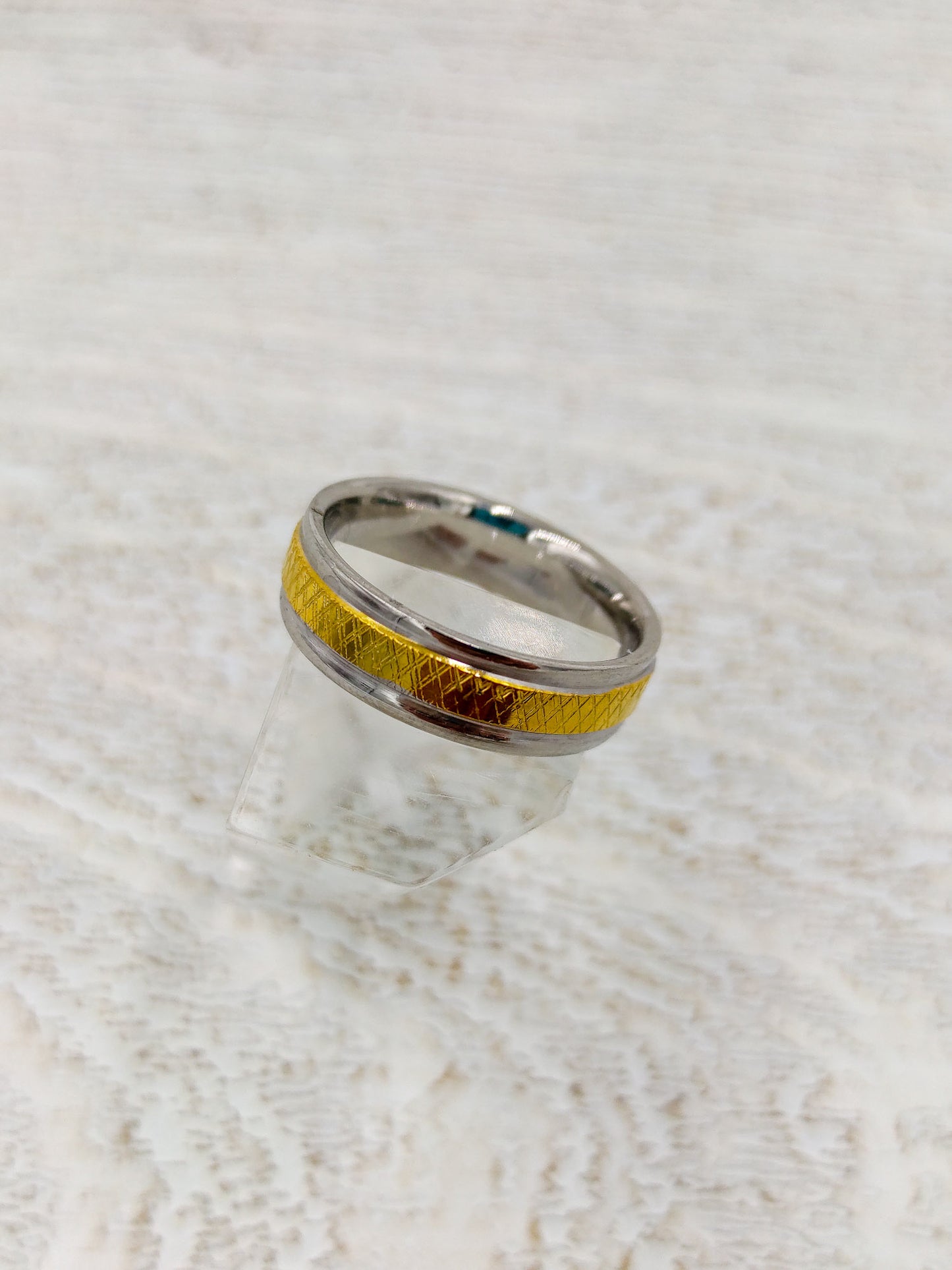 Ατσάλινο δαχτυλίδι βέρα ασημί με χρυσή γραμμή - R065