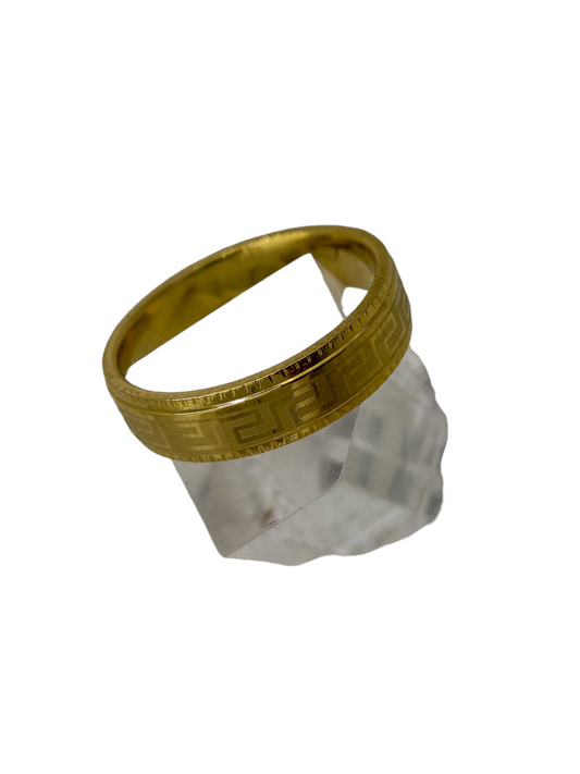 *Δαχτυλίδι φαρδιά βέρα από ατσάλι με χαραγμένο μαίανδρο - R059