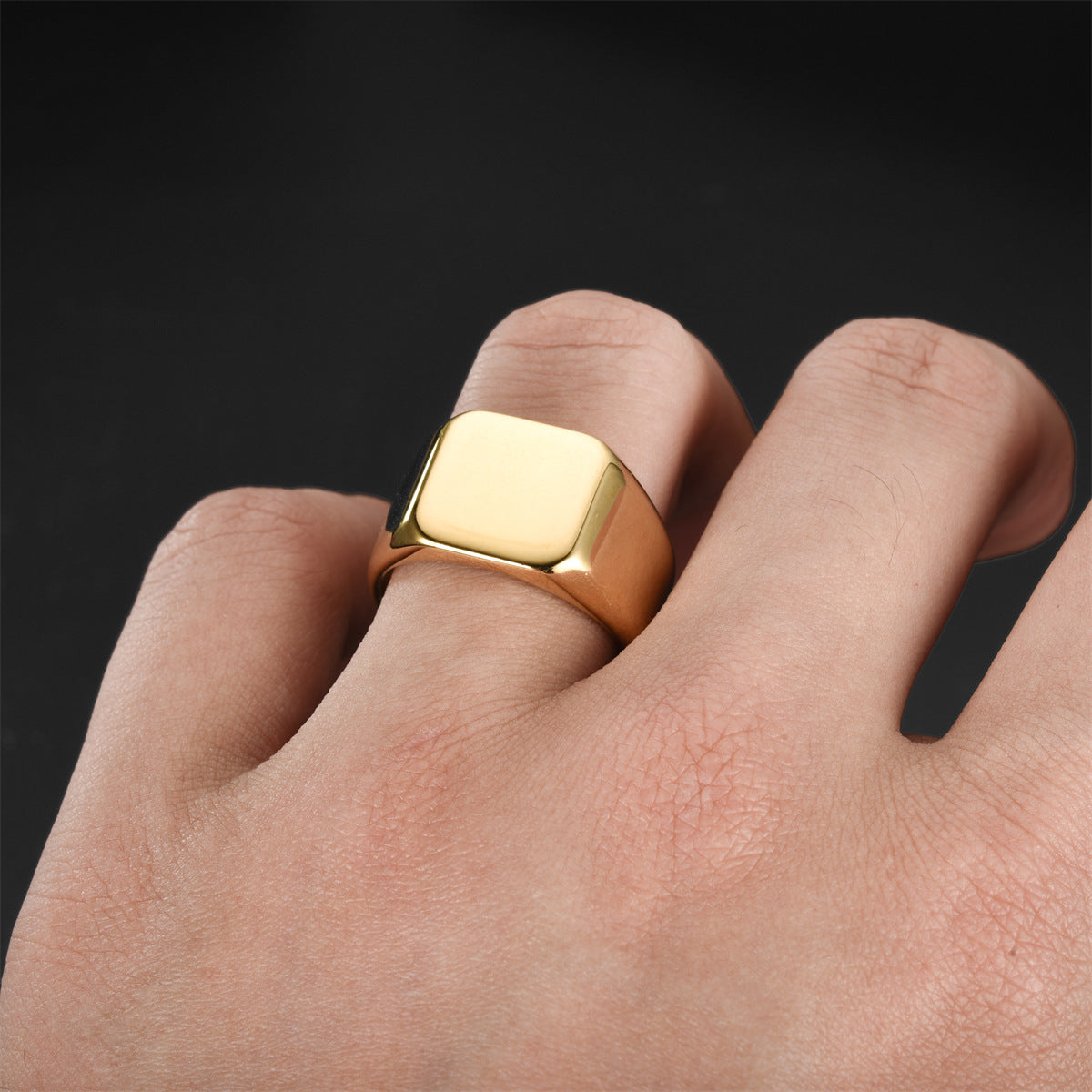 Δαχτυλίδι από ατσάλι τετραγωνισμένο σε χρυσό - R090