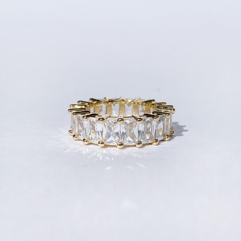 Band ring with emerald zircon in gold - R173